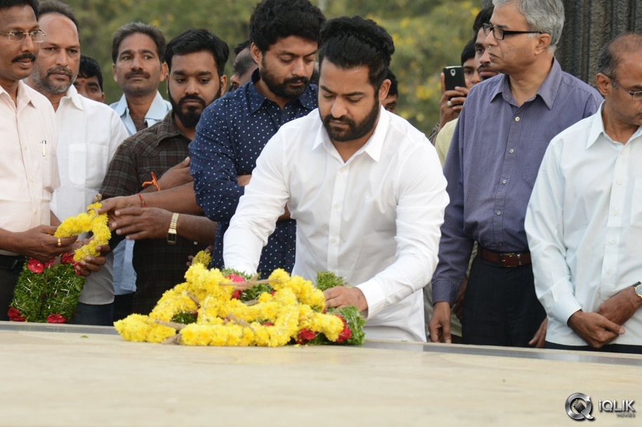 NTR-Family-Visit-to-NTR-Ghat-2016